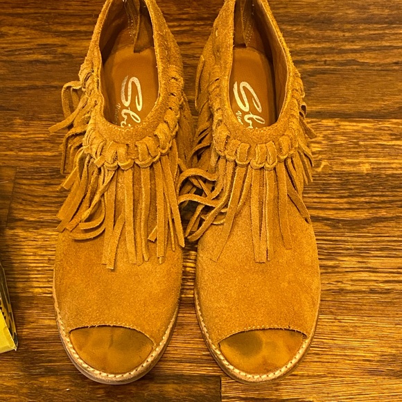 Suede fringe booties. Size 8 - Picture 5 of 7